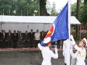 Cérémonie de lever du drapeau de l'ASEAN. (Photo: Thong Nhat/VNA)